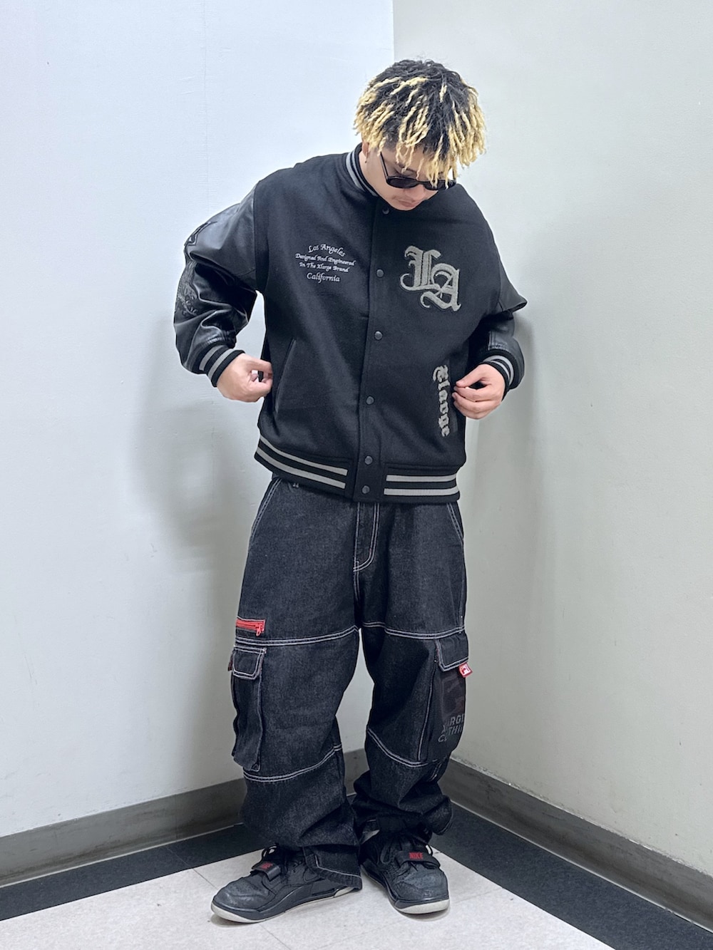 ブラック系のスタジャン、ブラック系のカーゴパンツを着用したメンズの冬コーディネートの6枚目の写真