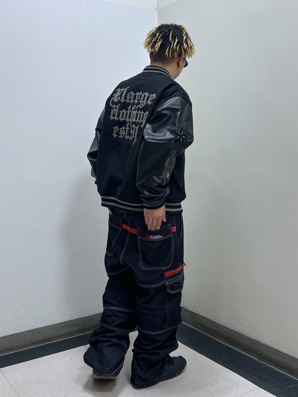 ブラック系のスタジャン、ブラック系のカーゴパンツを着用したメンズの冬コーディネートの5枚目の写真