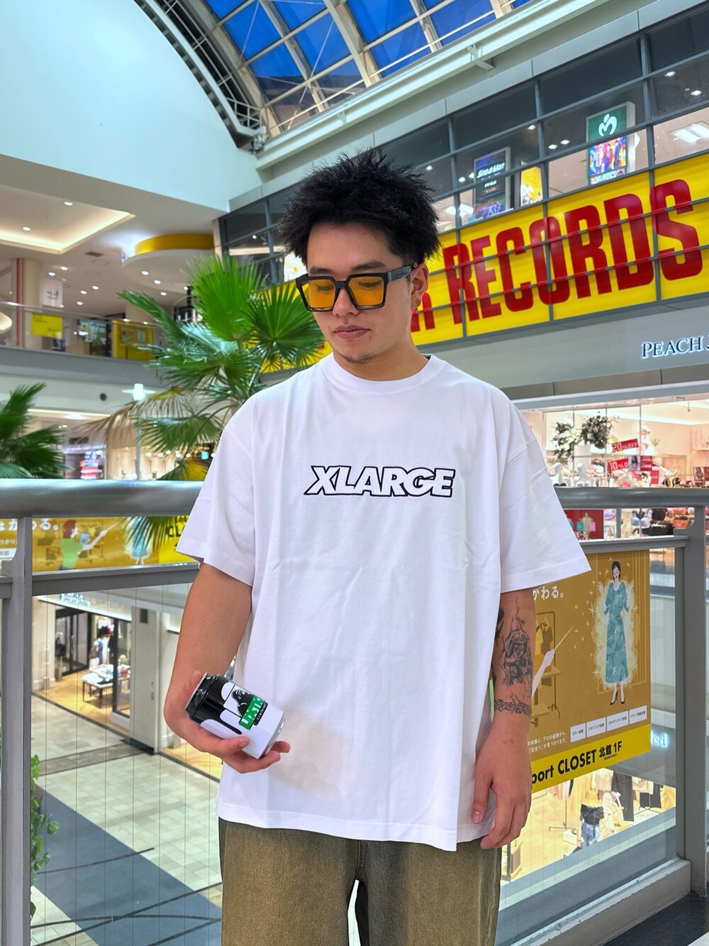 「デニム、ロゴT、アウトドアスタイル、サングラス、デニムハーフパンツ、ジョーツ、夏ルックで気分アップ、休日スタイル、シンプルコーデ、夏コーデ、白Tシャツ、ショルダーバッグ、ブラックコーデ、お出かけコーデ、夏ファッション」｜「XLARGEのSTANDARD LOGO S/S TEE（Tシャツ/カットソー、ホワイト系）」を使った、kanatoさん（メンズ・174cm）の夏コーディネートの4枚目の写真