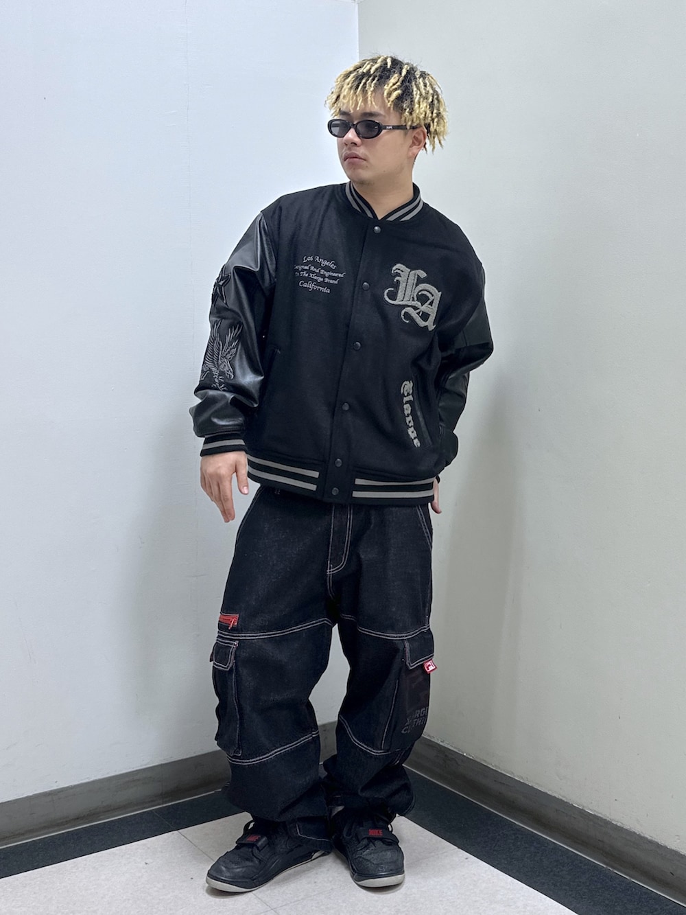 ブラック系のスタジャン、ブラック系のカーゴパンツを着用したメンズの冬コーディネートの3枚目の写真