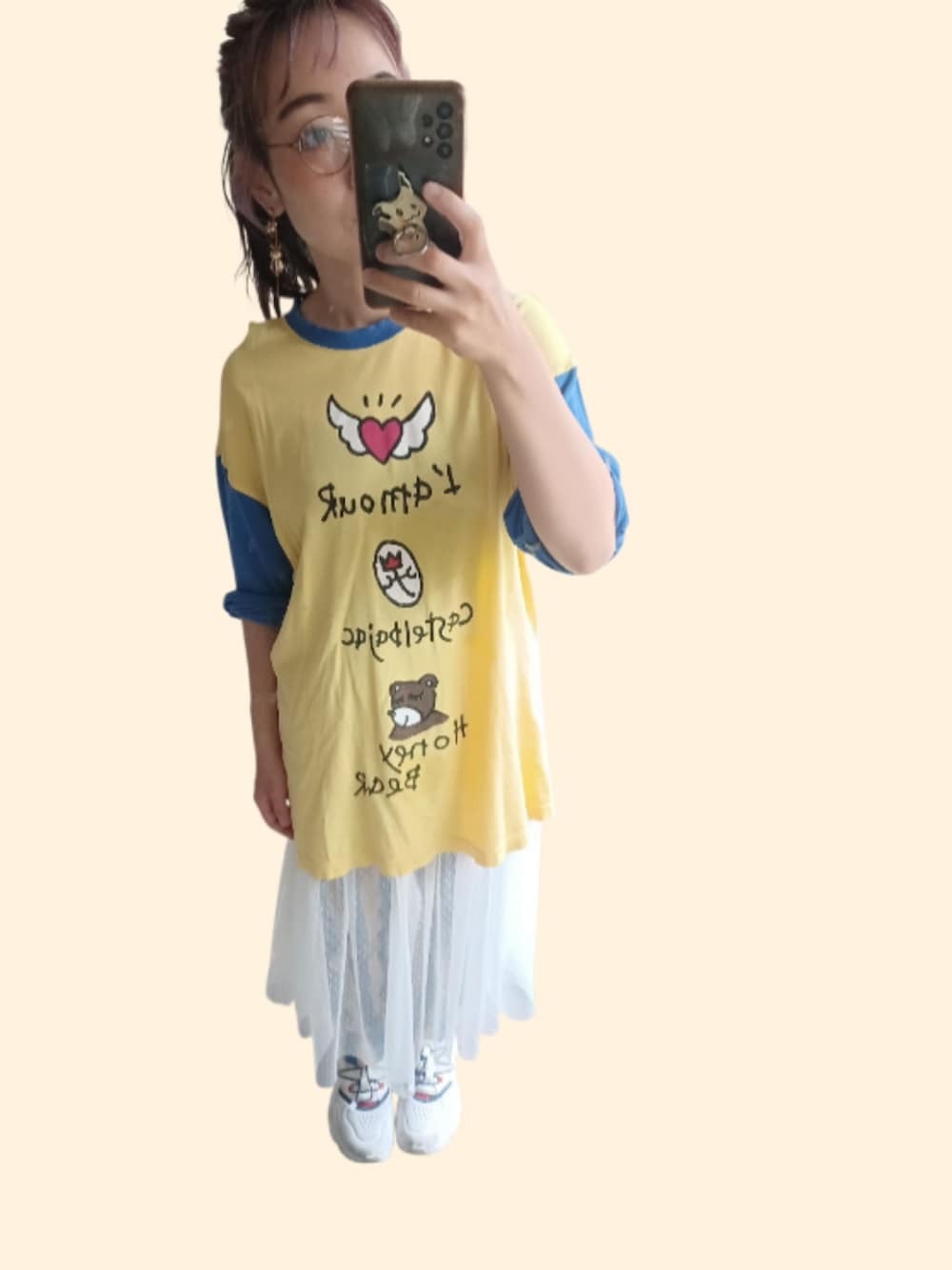 ブルー系のスウェットパンツ、ブラック系のスウェットパンツ、イエロー系のTシャツ/カットソーを着用したレディースの秋コーディネートの2枚目の写真