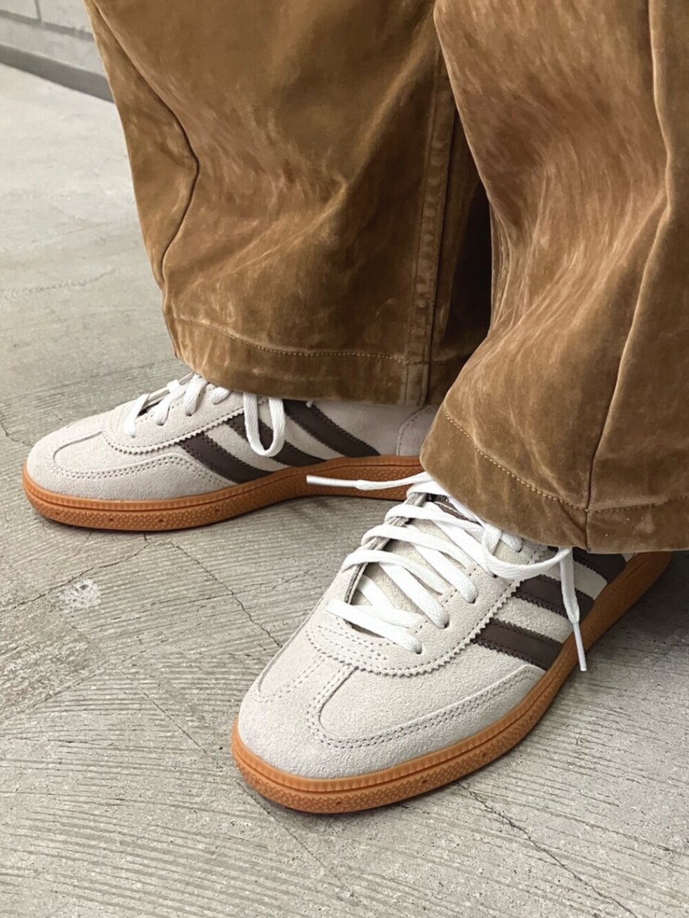 ベージュ系のショルダーバッグ、ブラウン系のその他パンツ、ベージュ系のスニーカーを着用したレディースの秋コーディネートの3枚目の写真