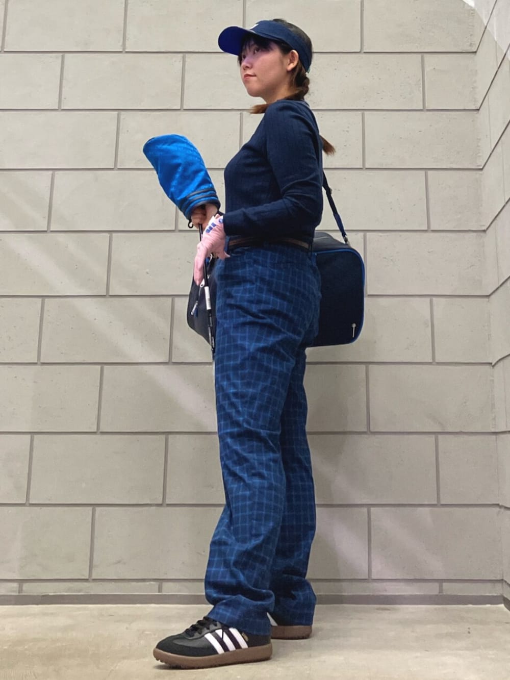 ブルー系のボストンバッグ、ブルー系のトップス、ブルー系のその他パンツを着用したレディースの夏コーディネートの3枚目の写真