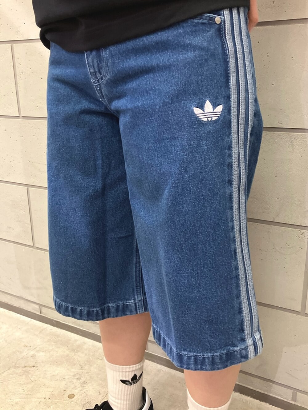「デニムパンツ、デニムコーデ、デニム、デニムショートパンツ、デニムショーツ、カジュアルコーデ、カジュアル、カジュアルスタイル、シンプル、シンプルコーデ」｜「adidasのハンドボール [Handball Spezial Shoes] アディダスオリジナルス adidas Originals スニーカー（スニーカー、ブラック系）」を使った、N.Kさん（レディース・156cm）の春コーディネートの5枚目の写真