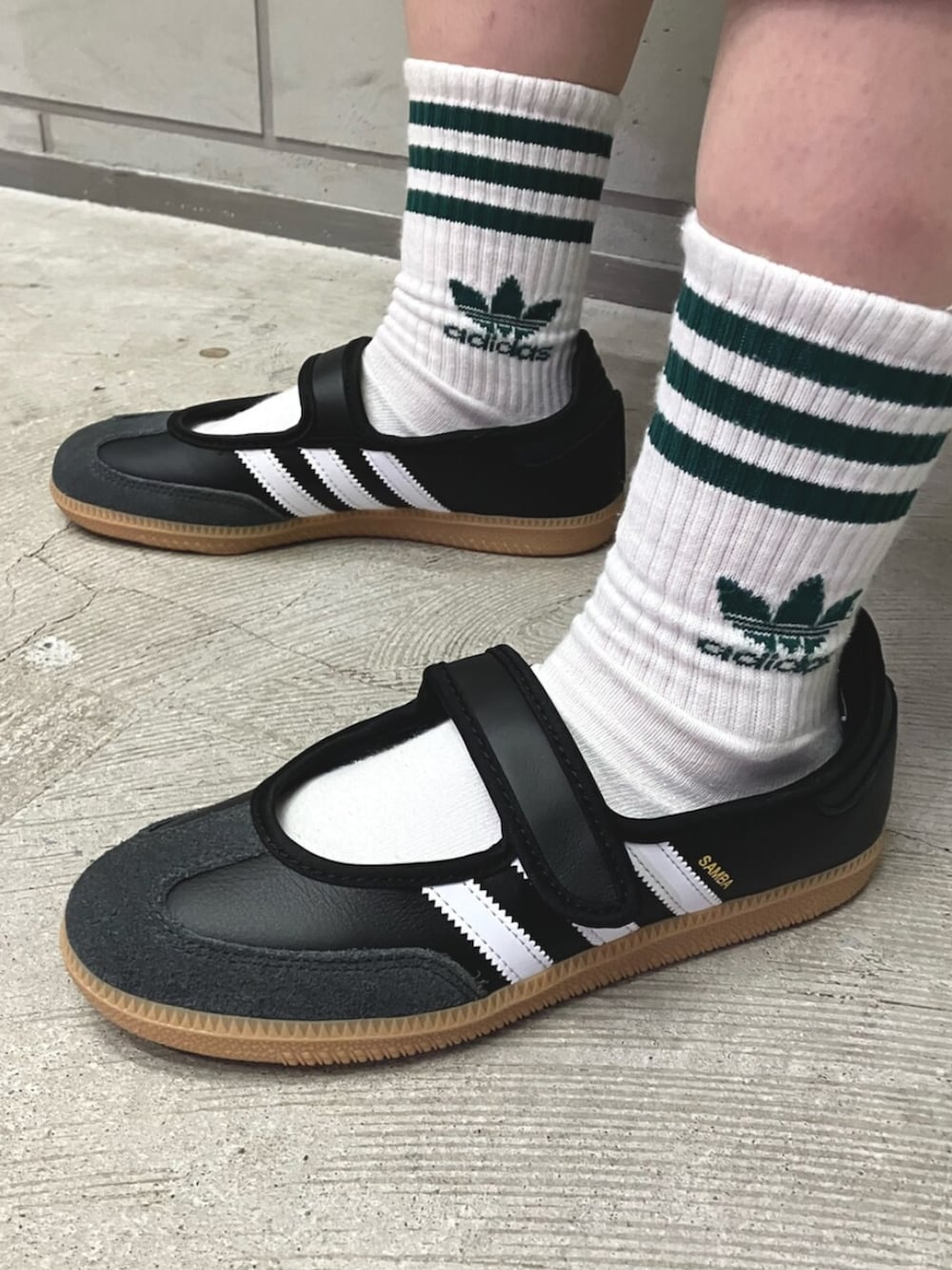 ブルー系のジャージ、ベージュ系のデニムパンツ、ブラック系のスニーカーを着用したレディースの夏コーディネートの2枚目の写真