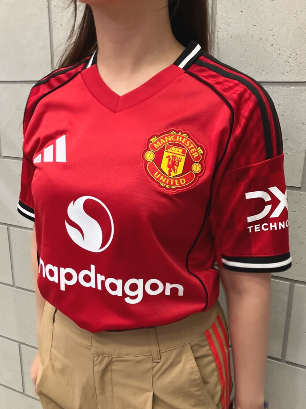 レッド系のスニーカー、ベージュ系のその他パンツ、レッド系のTシャツ/カットソーを着用したレディースの夏コーディネートの4枚目の写真