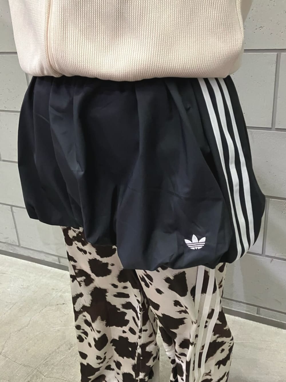 ホワイト系のジャージ、ホワイト系のその他パンツ、ベージュ系のスニーカーを着用したレディースの冬コーディネートの3枚目の写真