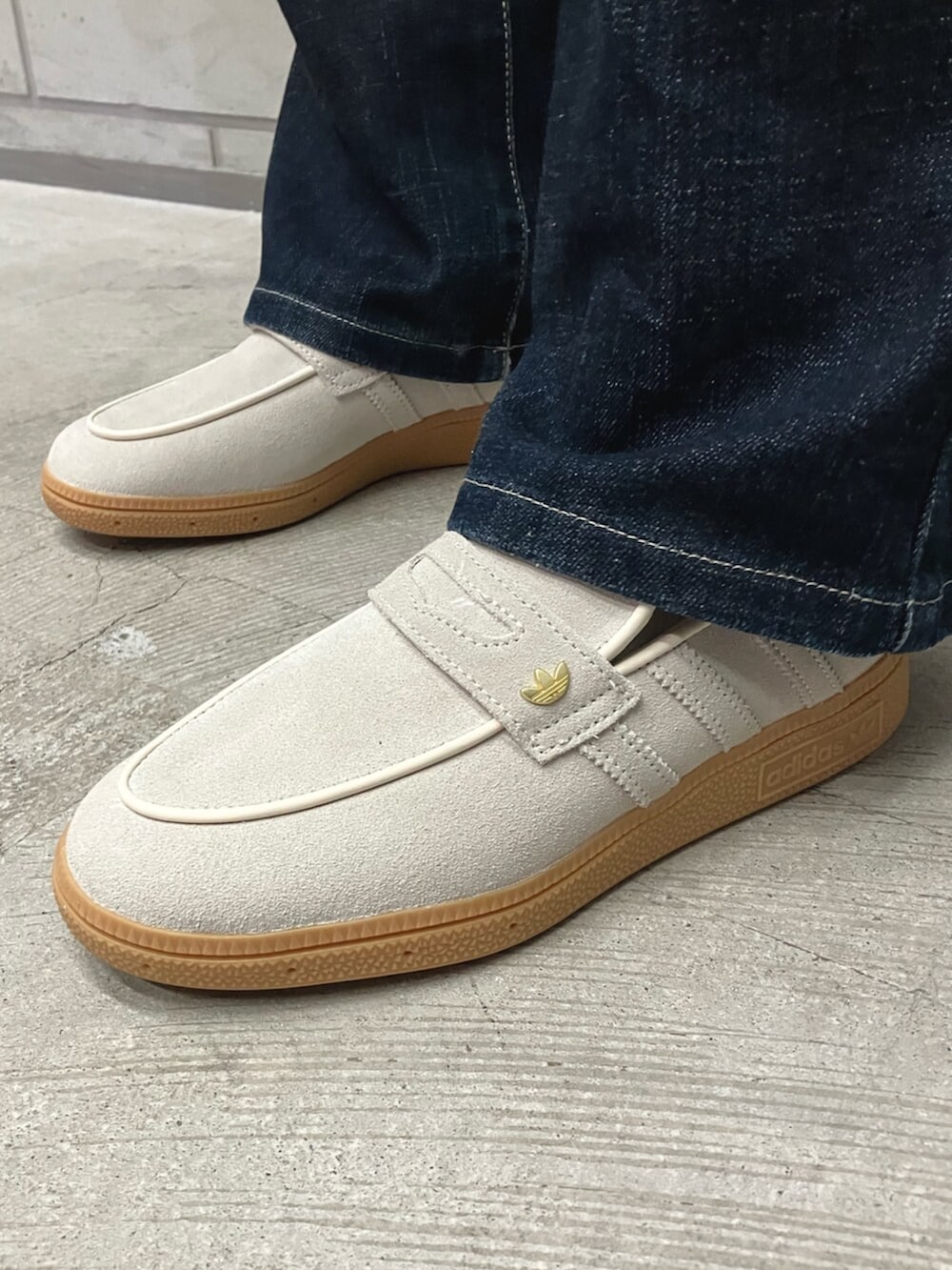 ブルー系のジャージ、ブラウン系のスカート、ホワイト系のスニーカーを着用したレディースの冬コーディネートの4枚目の写真