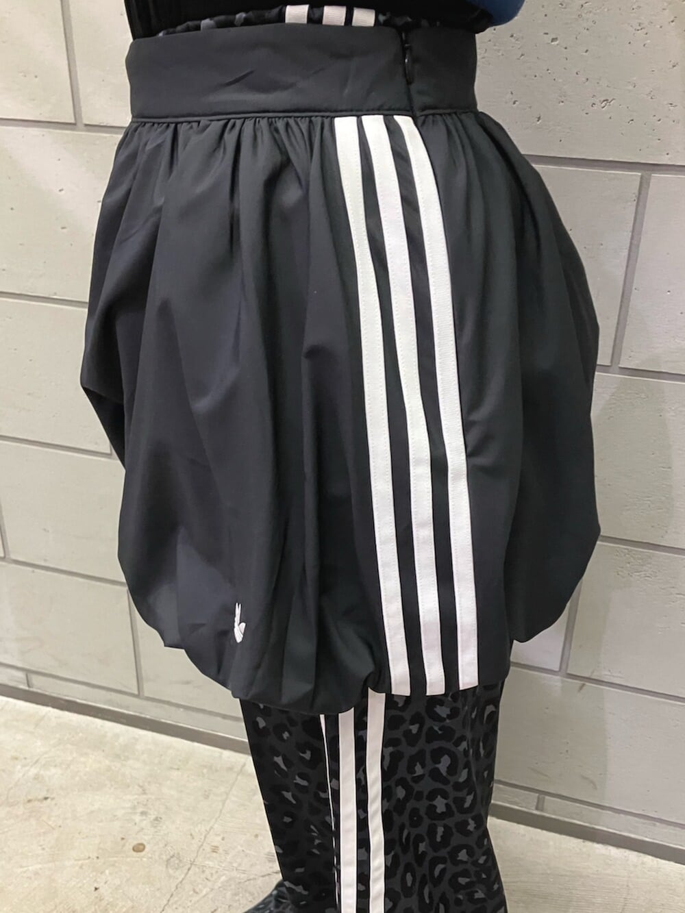 ブルー系のジャージ、グレー系のその他パンツ、ブラック系のシューズを着用したレディースの冬コーディネートの3枚目の写真