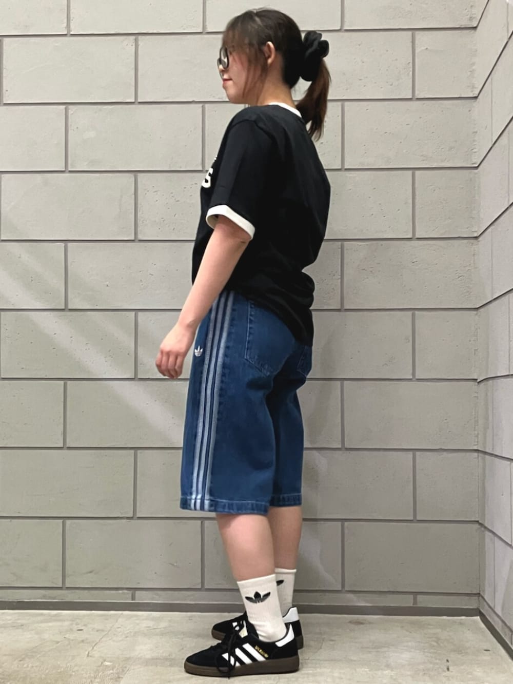 「デニムパンツ、デニムコーデ、デニム、デニムショートパンツ、デニムショーツ、カジュアルコーデ、カジュアル、カジュアルスタイル、シンプル、シンプルコーデ」｜「adidasのハンドボール [Handball Spezial Shoes] アディダスオリジナルス adidas Originals スニーカー（スニーカー、ブラック系）」を使った、N.Kさん（レディース・156cm）の春コーディネートの2枚目の写真