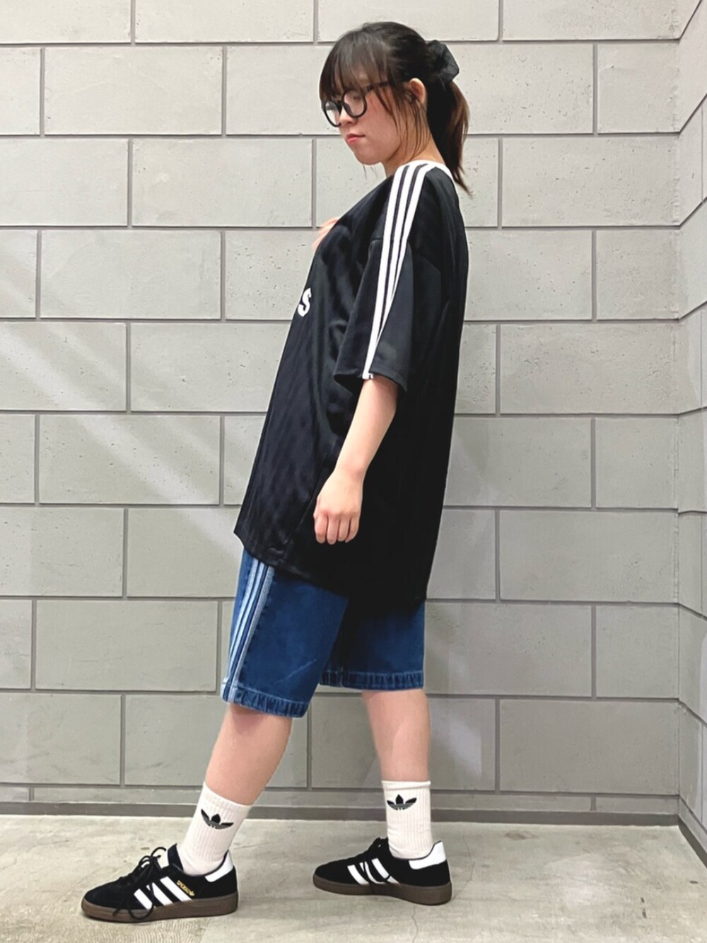 「カジュアル、カジュアルコーデ、カジュアルスタイル、デニム、デニムパンツ、デニムコーデ、デニムショートパンツ、デニムショーツ、ストリート」｜「adidasのハンドボール [Handball Spezial Shoes] アディダスオリジナルス adidas Originals スニーカー（スニーカー、ブラック系）」を使った、N.Kさん（レディース・156cm）の春コーディネートの2枚目の写真