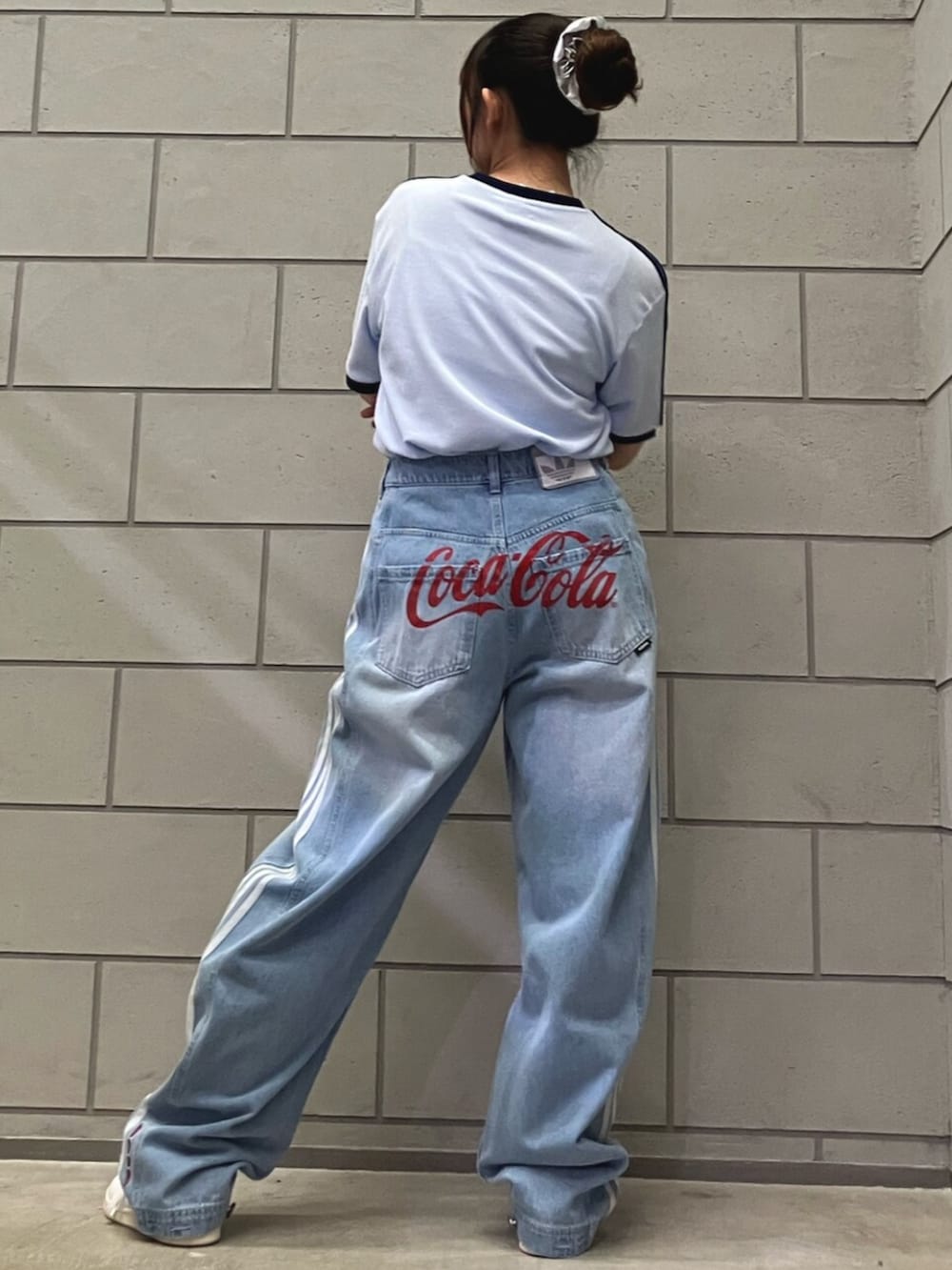 ブルー系のTシャツ/カットソー、ブルー系のその他パンツ、ホワイト系のスニーカーを着用したレディースの夏コーディネートの2枚目の写真