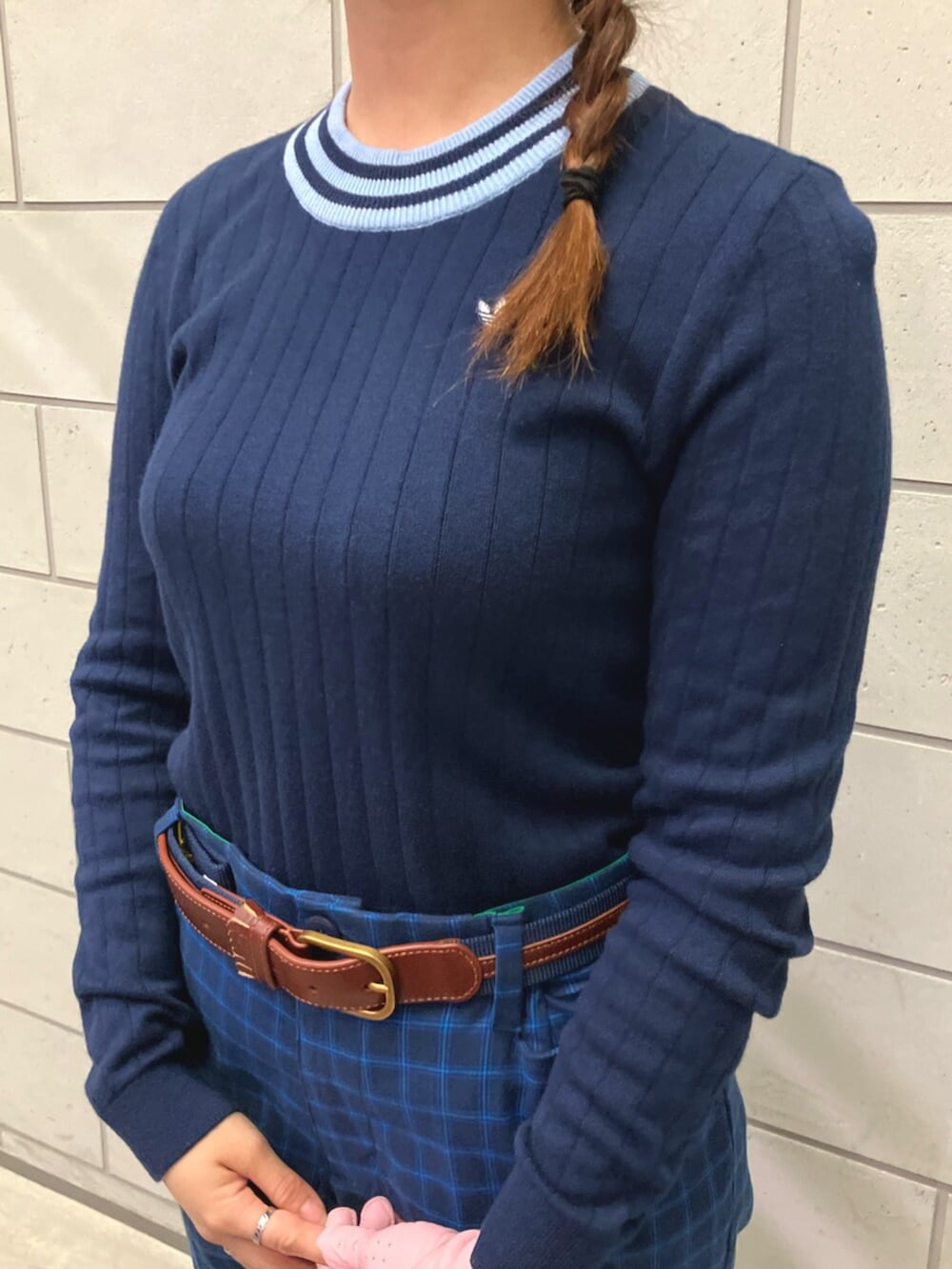 ブルー系のボストンバッグ、ブルー系のトップス、ブルー系のその他パンツを着用したレディースの夏コーディネートの4枚目の写真