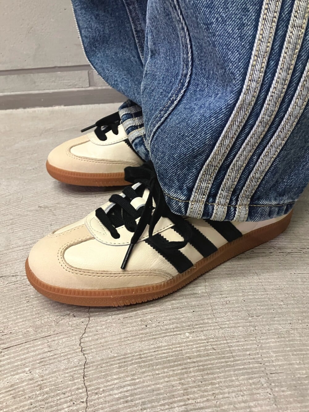 ブルー系のジャージ、ブルー系のデニムパンツ、ベージュ系のスニーカーを着用したレディースの冬コーディネートの4枚目の写真