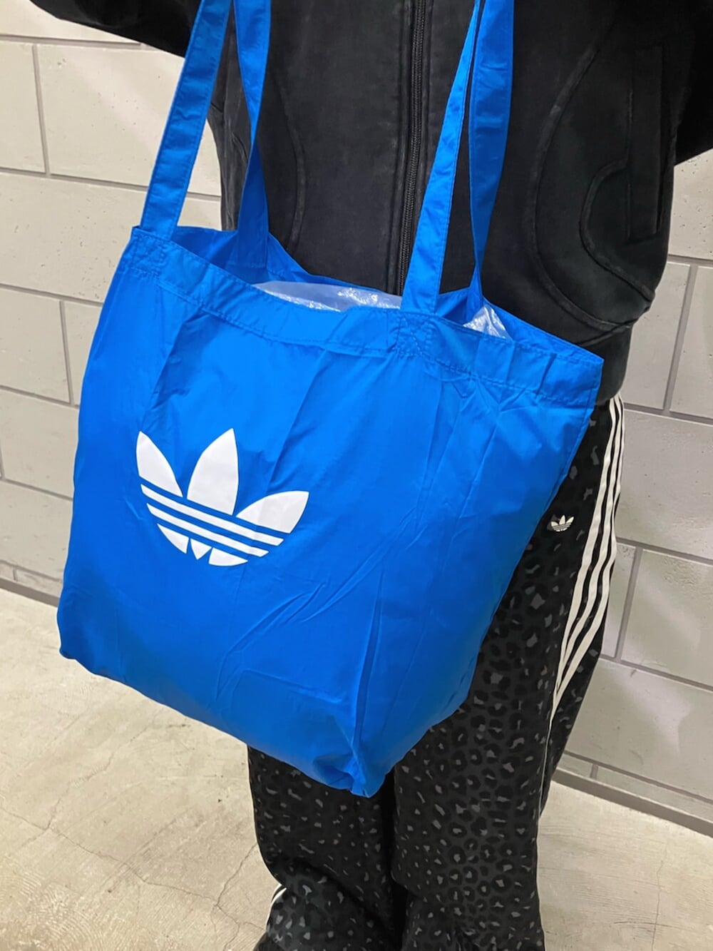 グレー系のその他パンツ、ブルー系のショルダーバッグ、ブラック系のパーカーを着用したレディースの冬コーディネートの4枚目の写真