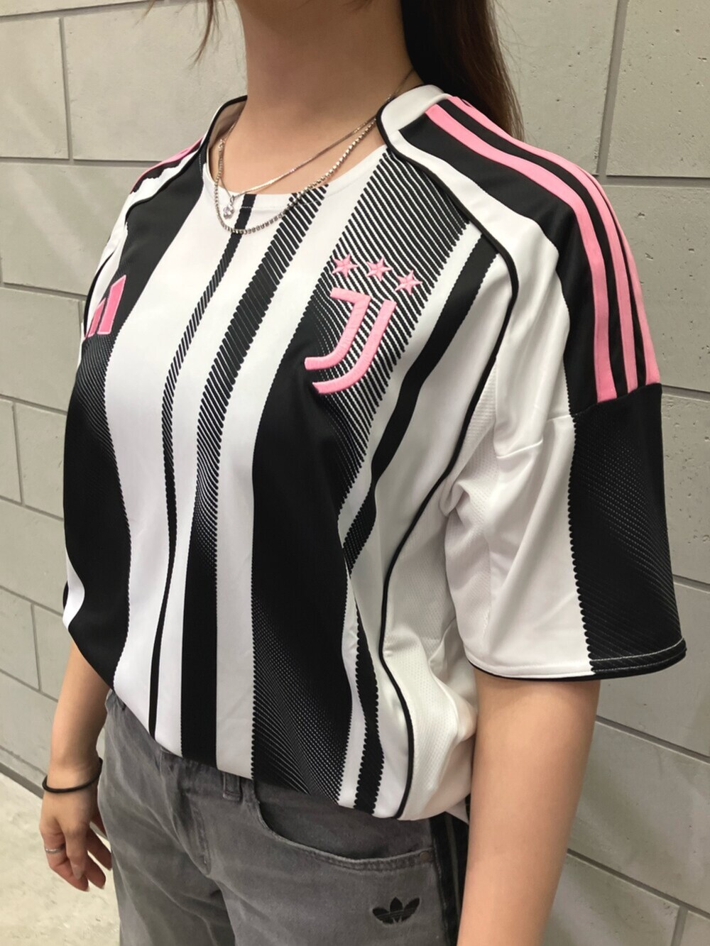 ホワイト系のTシャツ/カットソー、グレー系のデニムパンツ、ブラック系のスニーカーを着用したレディースの夏コーディネートの4枚目の写真