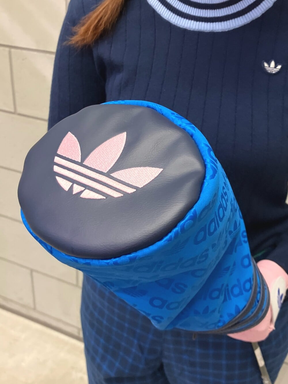 ブルー系のボストンバッグ、ブルー系のトップス、ブルー系のその他パンツを着用したレディースの夏コーディネートの9枚目の写真