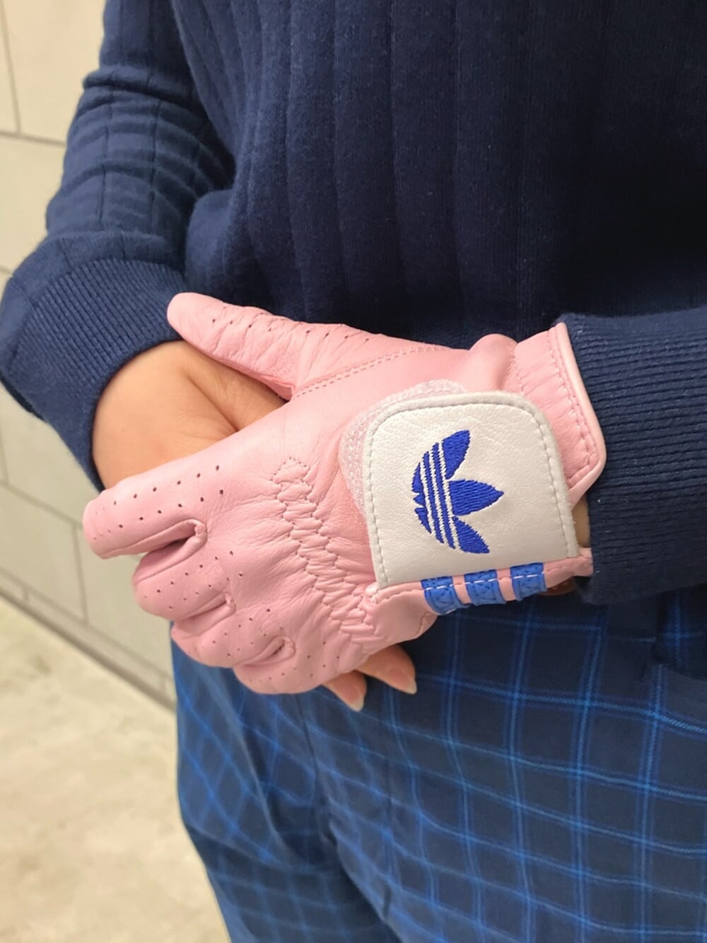 ブルー系のボストンバッグ、ブルー系のトップス、ブルー系のその他パンツを着用したレディースの夏コーディネートの7枚目の写真