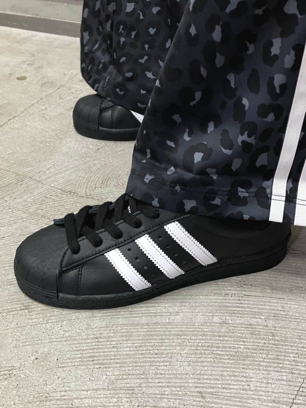 ブルー系のジャージ、グレー系のその他パンツ、ブラック系のシューズを着用したレディースの冬コーディネートの4枚目の写真