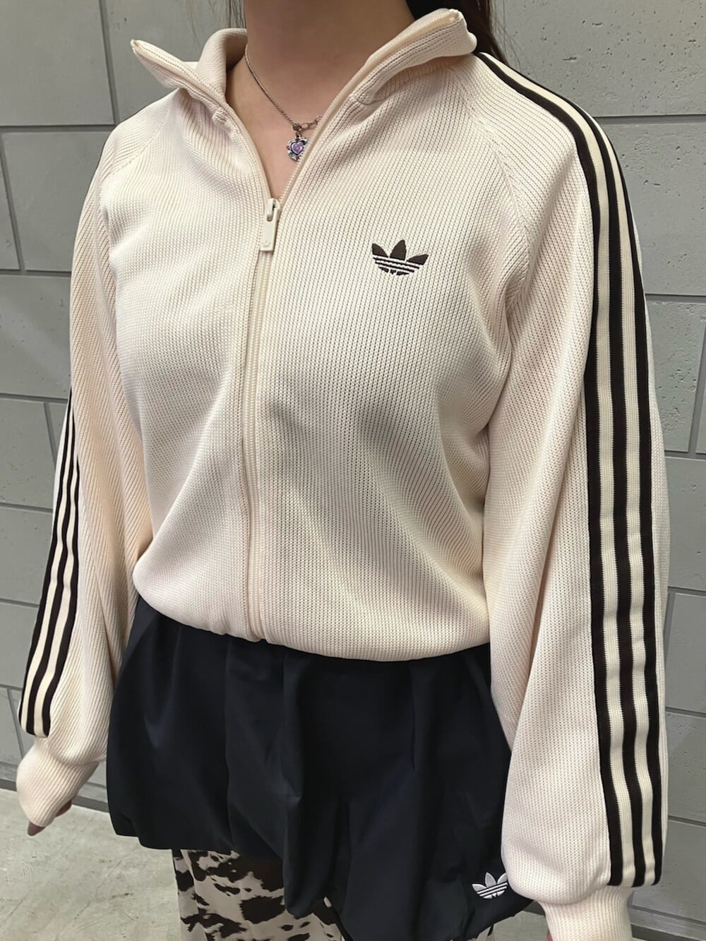 ホワイト系のジャージ、ホワイト系のその他パンツ、ベージュ系のスニーカーを着用したレディースの冬コーディネートの2枚目の写真