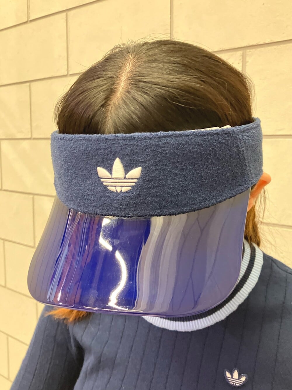 ブルー系のボストンバッグ、ブルー系のトップス、ブルー系のその他パンツを着用したレディースの夏コーディネートの8枚目の写真