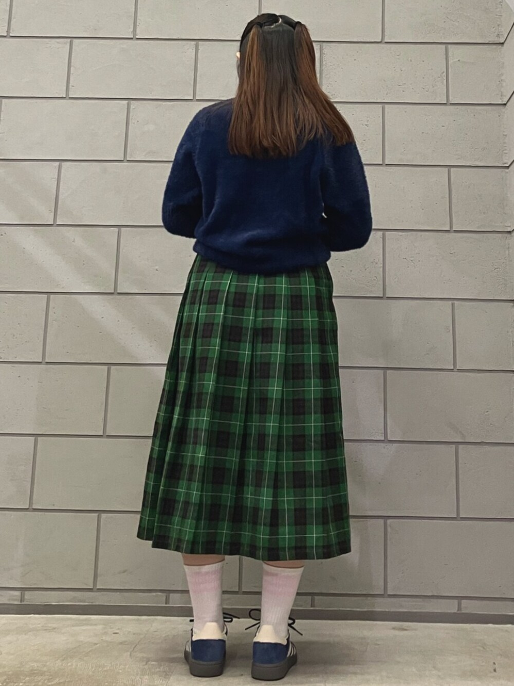 ブルー系のスニーカー、ブルー系のニット/セーターを着用したレディースの秋コーディネートの2枚目の写真