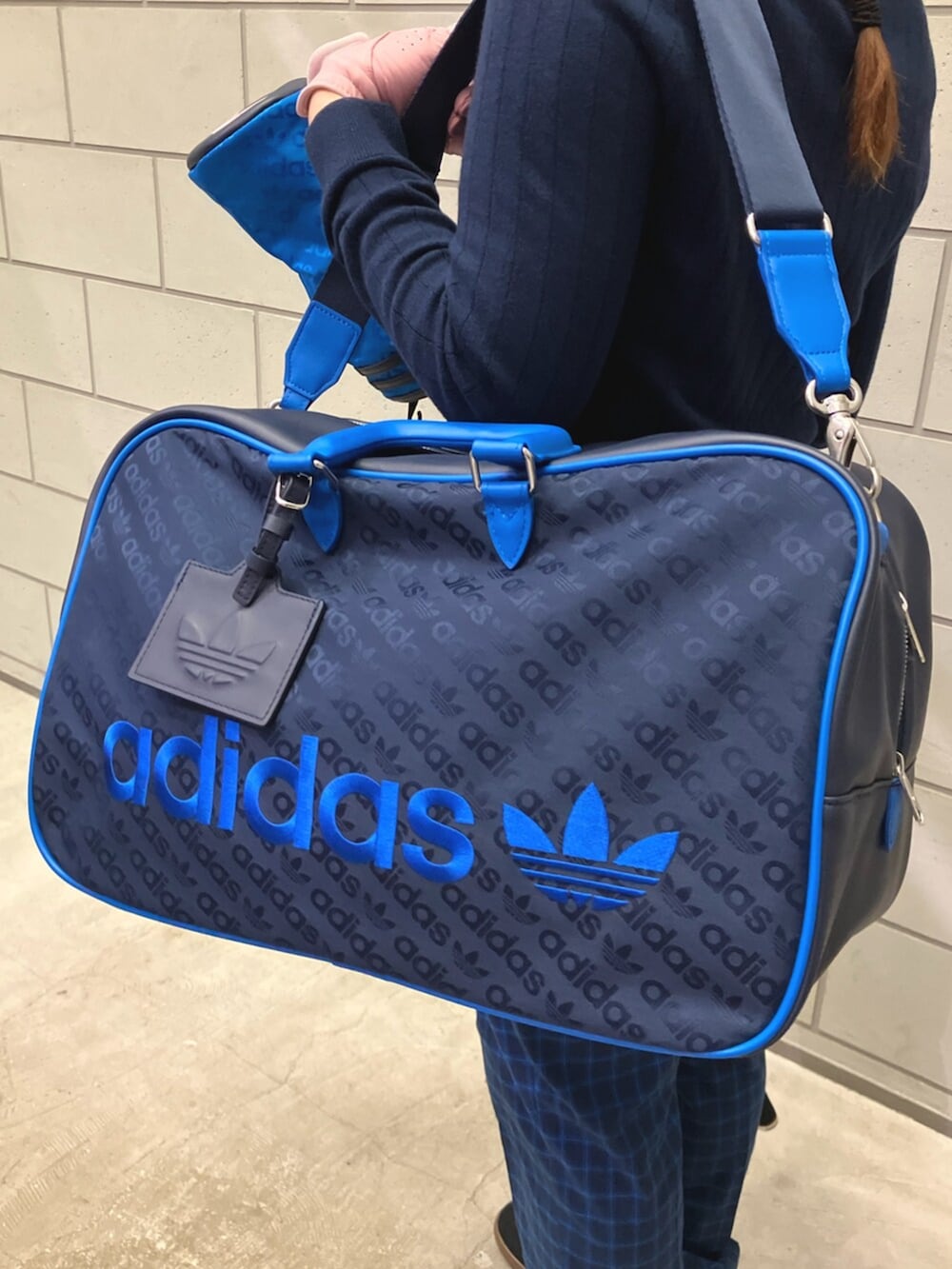 ブルー系のボストンバッグ、ブルー系のトップス、ブルー系のその他パンツを着用したレディースの夏コーディネートの10枚目の写真