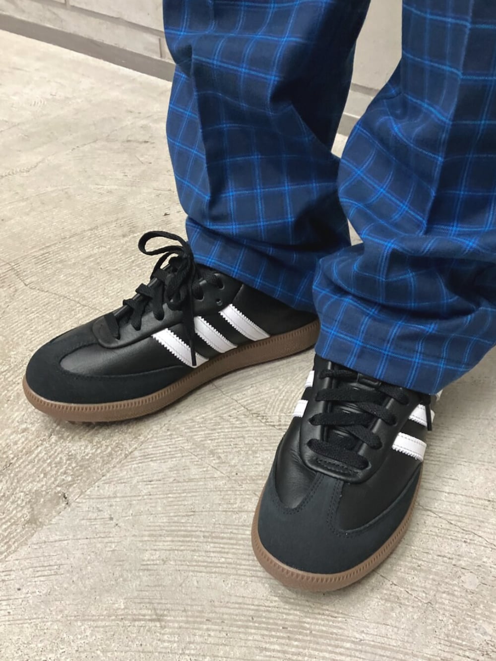 ブルー系のボストンバッグ、ブルー系のトップス、ブルー系のその他パンツを着用したレディースの夏コーディネートの6枚目の写真