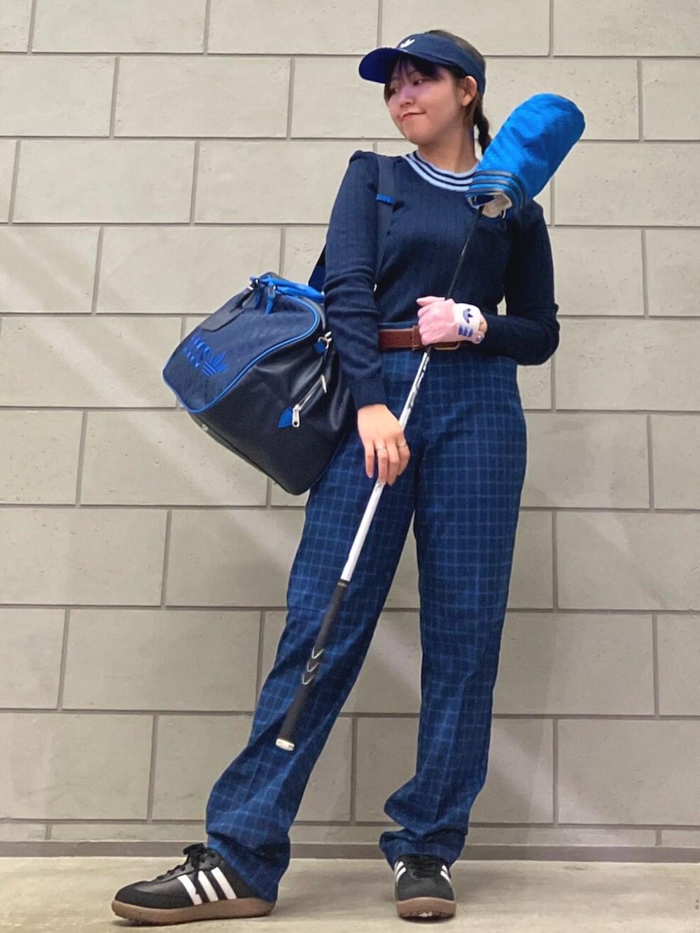 ブルー系のボストンバッグ、ブルー系のトップス、ブルー系のその他パンツを着用したレディースの夏コーディネートの2枚目の写真