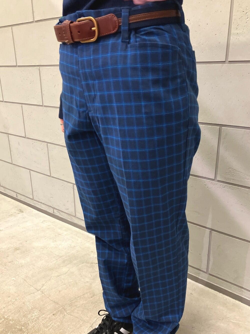 ブルー系のボストンバッグ、ブルー系のトップス、ブルー系のその他パンツを着用したレディースの夏コーディネートの5枚目の写真