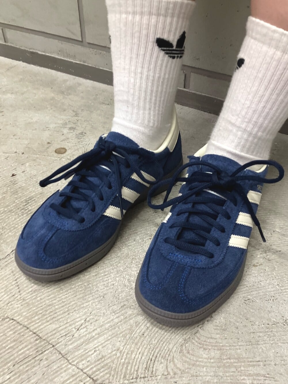 ブルー系のTシャツ/カットソー、ブラック系のカーゴパンツ、ブルー系のスニーカーを着用したレディースの春コーディネートの4枚目の写真