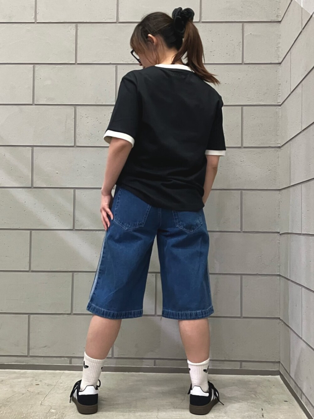 「デニムパンツ、デニムコーデ、デニム、デニムショートパンツ、デニムショーツ、カジュアルコーデ、カジュアル、カジュアルスタイル、シンプル、シンプルコーデ」｜「adidasのハンドボール [Handball Spezial Shoes] アディダスオリジナルス adidas Originals スニーカー（スニーカー、ブラック系）」を使った、N.Kさん（レディース・156cm）の春コーディネートの3枚目の写真