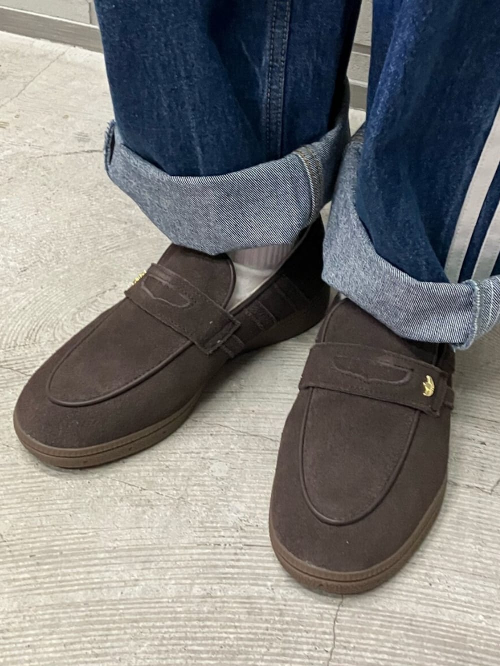 ブラウン系のジャケット/アウター、ブラウン系のスニーカーを着用したレディースの春コーディネートの2枚目の写真