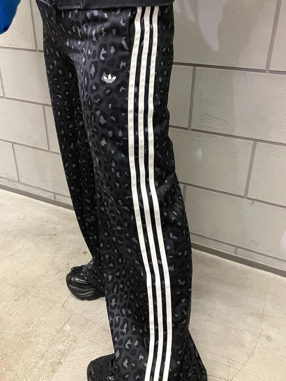 グレー系のその他パンツ、ブルー系のショルダーバッグ、ブラック系のパーカーを着用したレディースの冬コーディネートの2枚目の写真