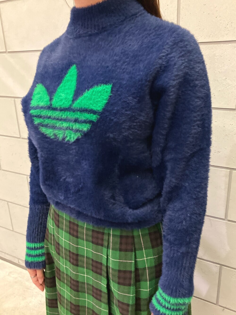 ブルー系のスニーカー、ブルー系のニット/セーターを着用したレディースの秋コーディネートの3枚目の写真