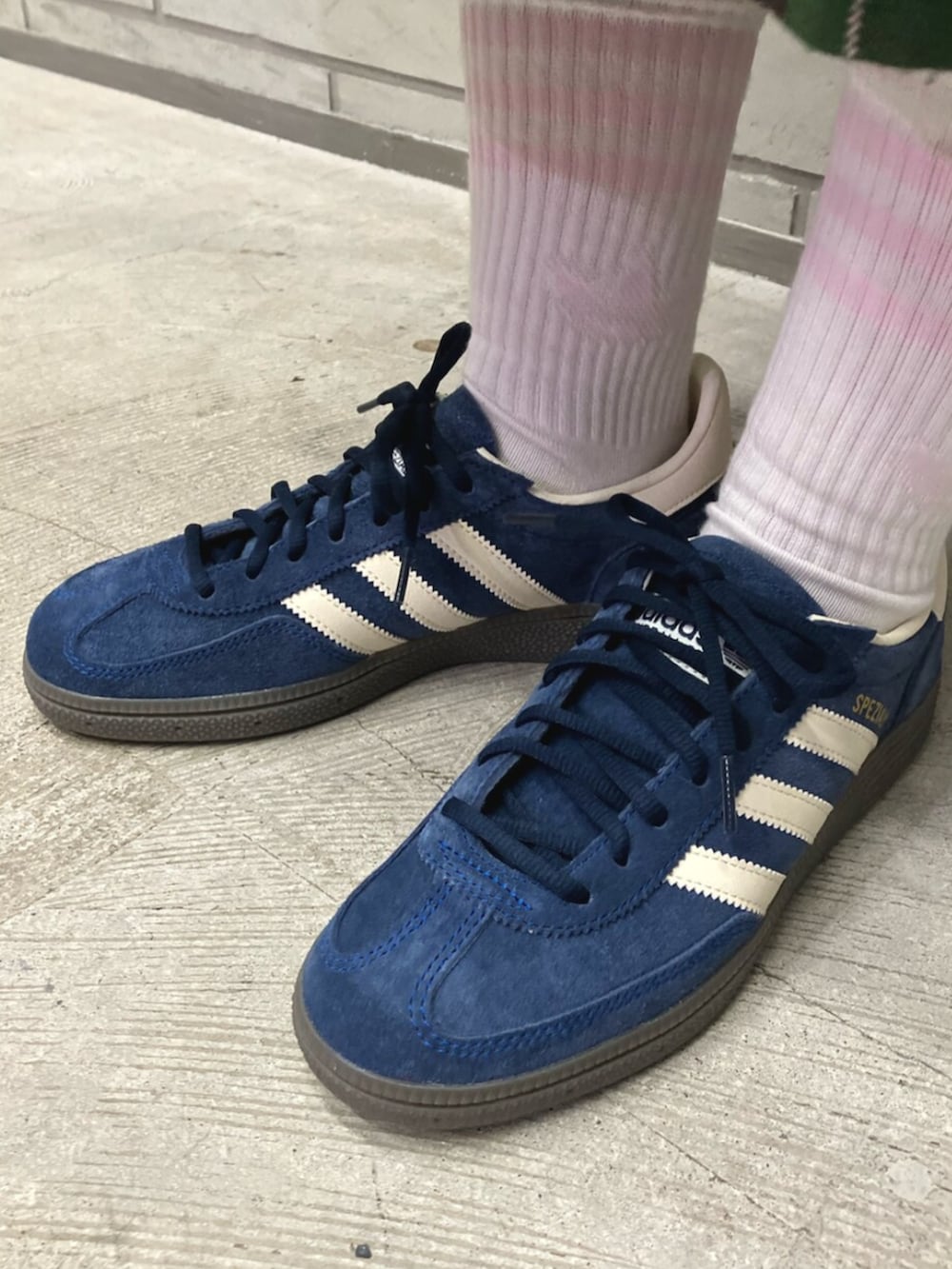 ブルー系のスニーカー、ブルー系のニット/セーターを着用したレディースの秋コーディネートの4枚目の写真