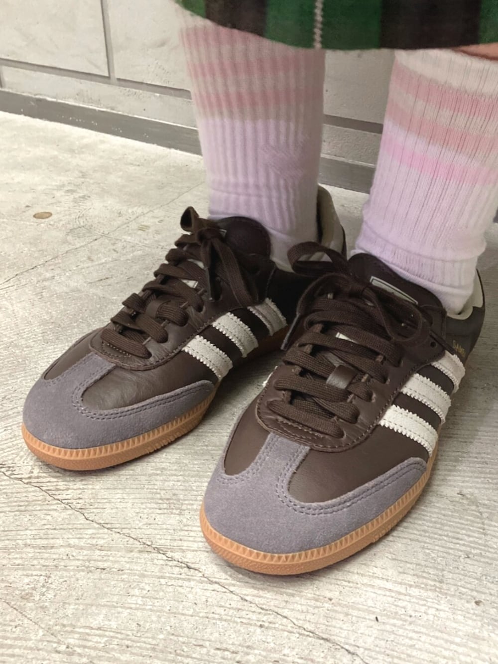 グリーン系のジャージ、ベージュ系のショルダーバッグ、ブラウン系のスニーカーを着用したレディースの秋コーディネートの3枚目の写真