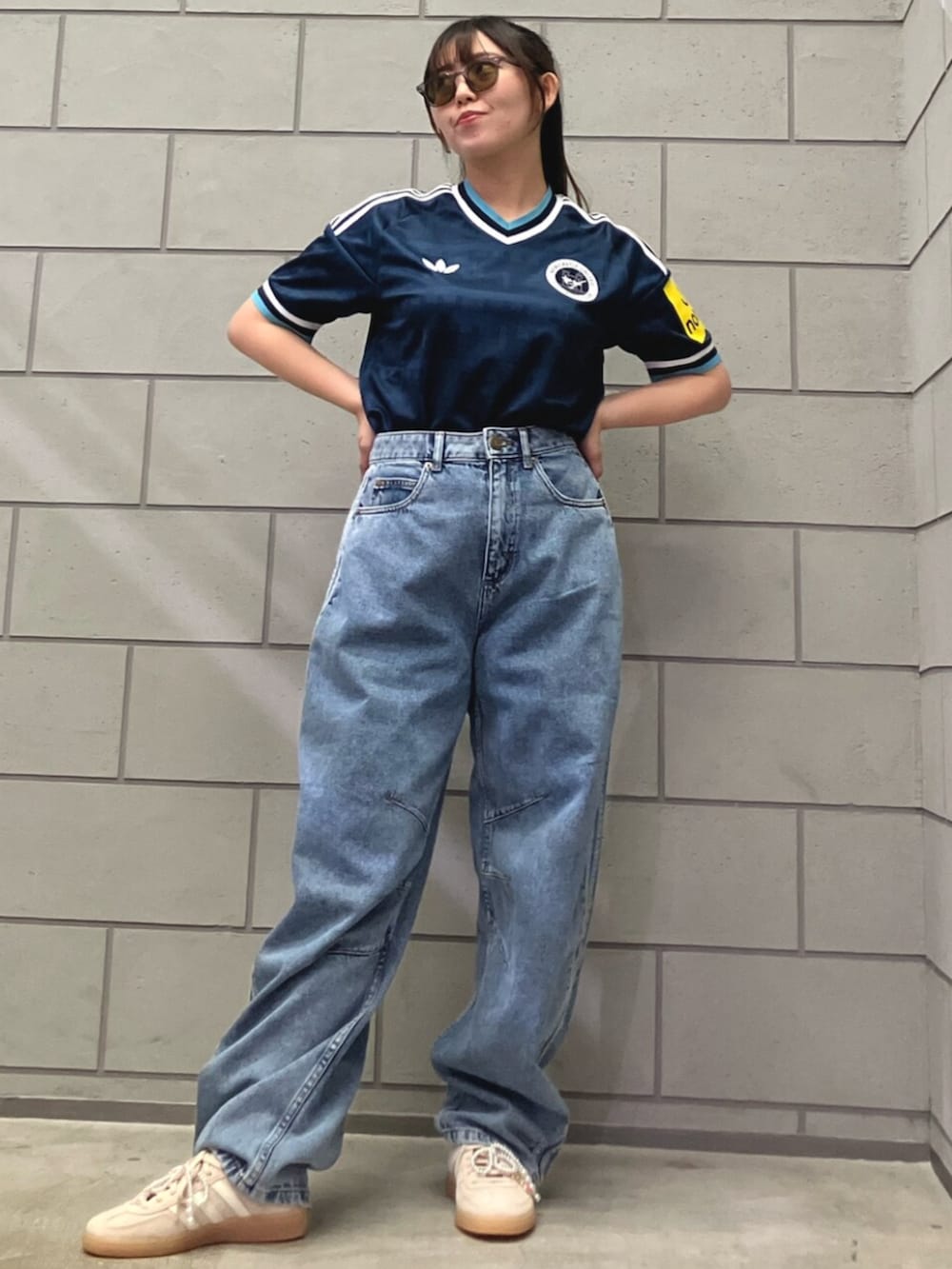 ブルー系のTシャツ/カットソー、ブルー系のデニムパンツを着用したレディースの秋コーディネートの2枚目の写真