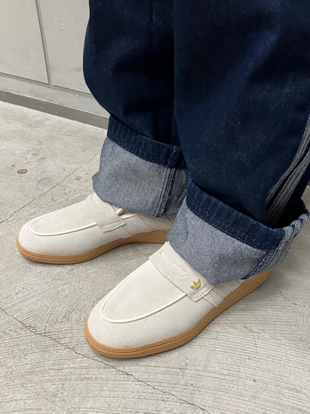 ブラウン系のスカート、ブルー系のジャージ、ブルー系のデニムパンツを着用したレディースの冬コーディネートの4枚目の写真