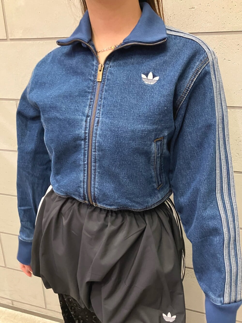 ブルー系のジャージ、グレー系のその他パンツ、ブラック系のシューズを着用したレディースの冬コーディネートの2枚目の写真