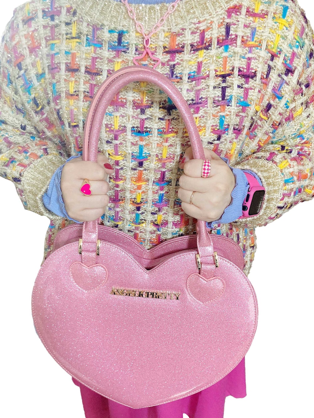 ピンク系のハンドバッグを着用したレディースの冬コーディネートの2枚目の写真