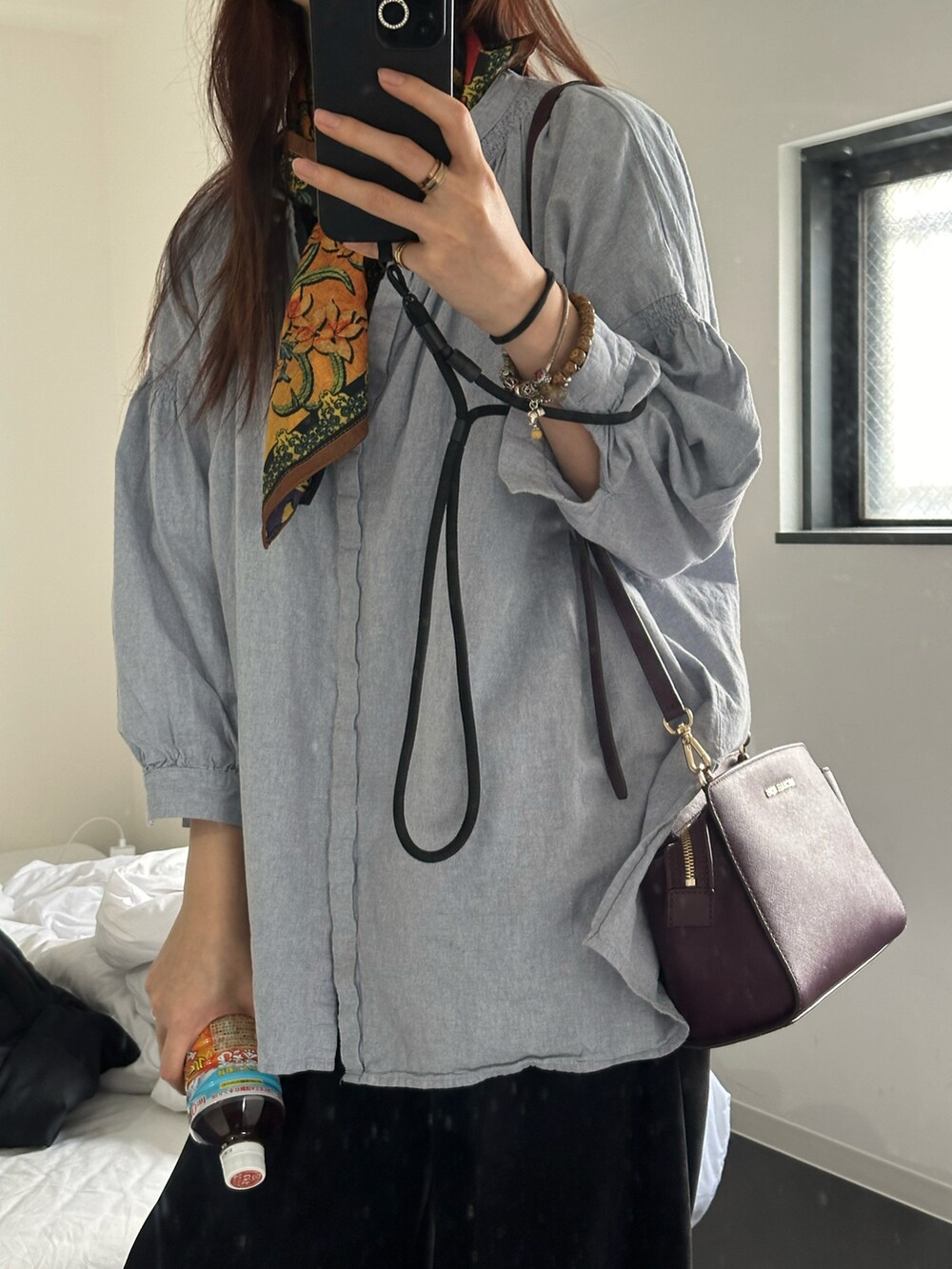 グレー系のシャツ/ブラウスを着用したレディースの秋コーディネートの2枚目の写真