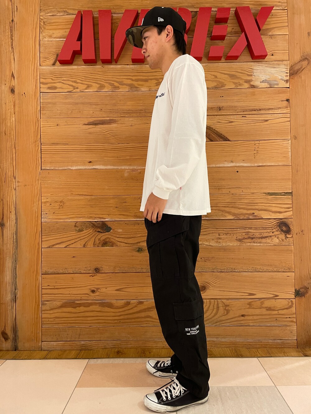 「AVIREX、休日コーデ、ootd、秋コーデ、初秋コーデ、秋服コーデ、AVIREXBelle、秋服準備はじめました、ファッションの力を信じよう、秋服まるっと大公開」｜「AVIREXの《COLLECTION》AIR NATIONAL GUARD 8POCKET CARGO PANTS / エアーナショナルガード 8ポケット カーゴ パンツ / AVIREX / アヴィレックス（カーゴパンツ、ブラック系）」を使った、ひらいさん（メンズ・174cm）の秋コーディネートの3枚目の写真