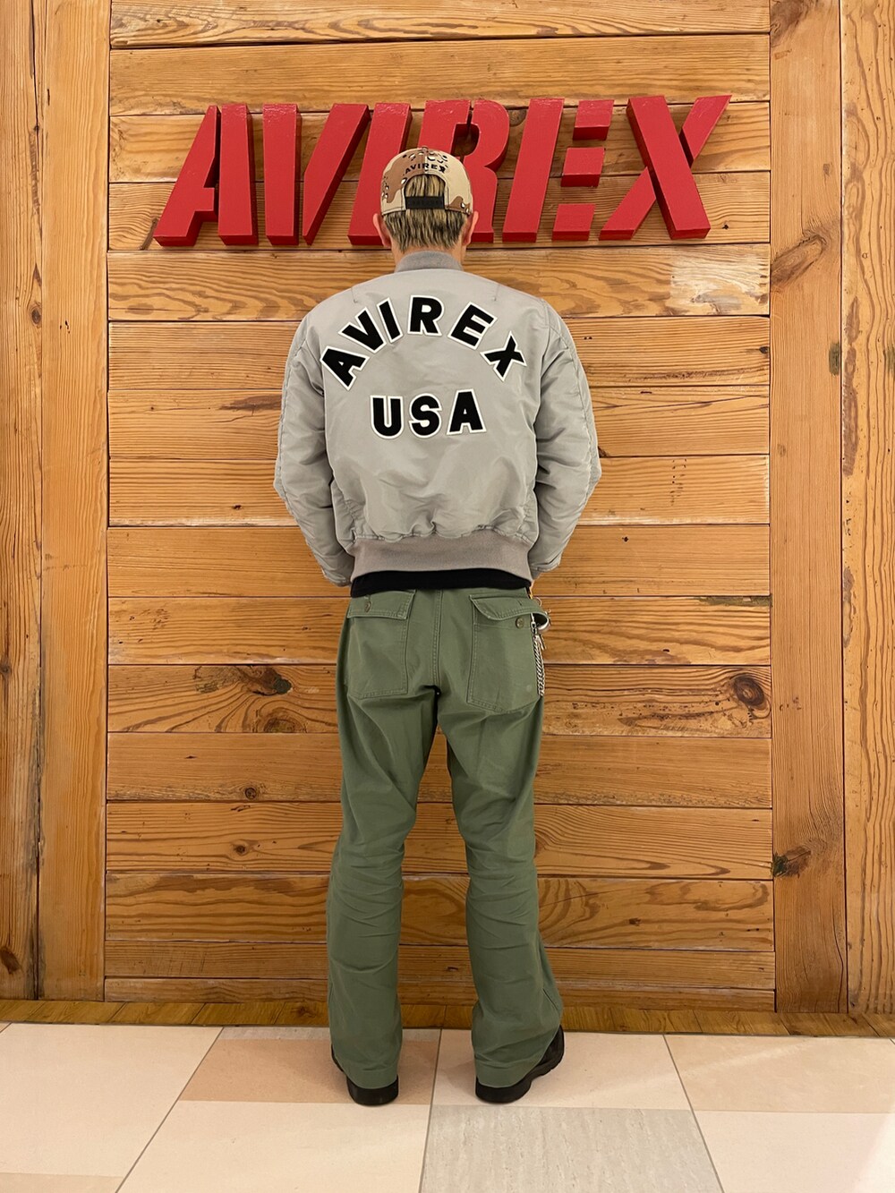 「パーカー、AVIREX、休日スタイル、きれいめカジュアル、デートコーデ、ootd、シンプルコーデ、カジュアルコーデ、AVIREXBelle、ファッションの力を信じよう」｜「AVIREXのBAKER PANTS / ベイカー パンツ / AVIREX / アヴィレックス（その他パンツ、グリーン系）」を使った、ひらいさん（メンズ・174cm）の冬コーディネートの2枚目の写真