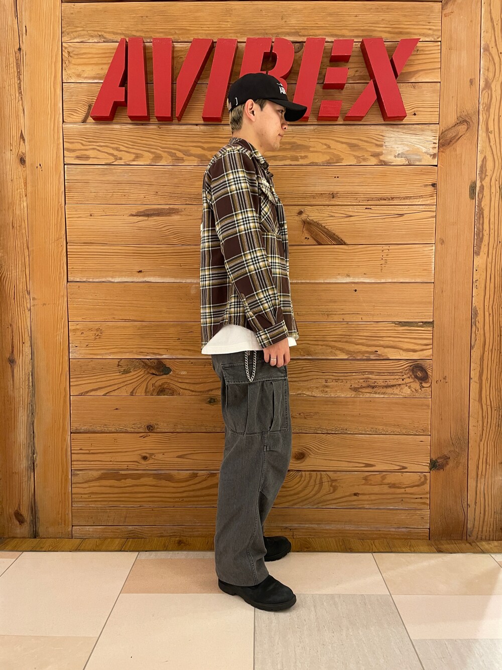 「AVIREX、大人カジュアル、休日スタイル、きれいめカジュアル、ootd、シンプルコーデ、秋冬コーデ、AVIREXBelle、AVIREX町田店、ファッションの力を信じよう」｜「AVIREXの《直営店限定》DENIM EASY CARGO PANTS / デニム イージーカーゴパンツ / AVIREX / アヴィレックス（カーゴパンツ、ブラック系）」を使った、ひらいさん（メンズ・174cm）の冬コーディネートの4枚目の写真