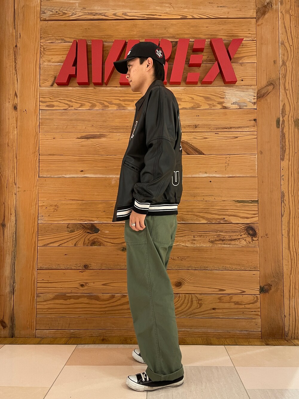 「シンプル、AVIREX、ootd、シンプルコーデ、今日のコーデ、メンズコーデ、秋冬コーデ、お洒落さんとつながりたい、AVIREXBelle、ファッションの力を信じよう」｜「AVIREXの【先行予約 7月上旬-7月中旬入荷予定】BAKER PANTS / ベイカー パンツ（パンツ、グリーン系）」を使った、ひらいさん（メンズ・174cm）の秋コーディネートの3枚目の写真