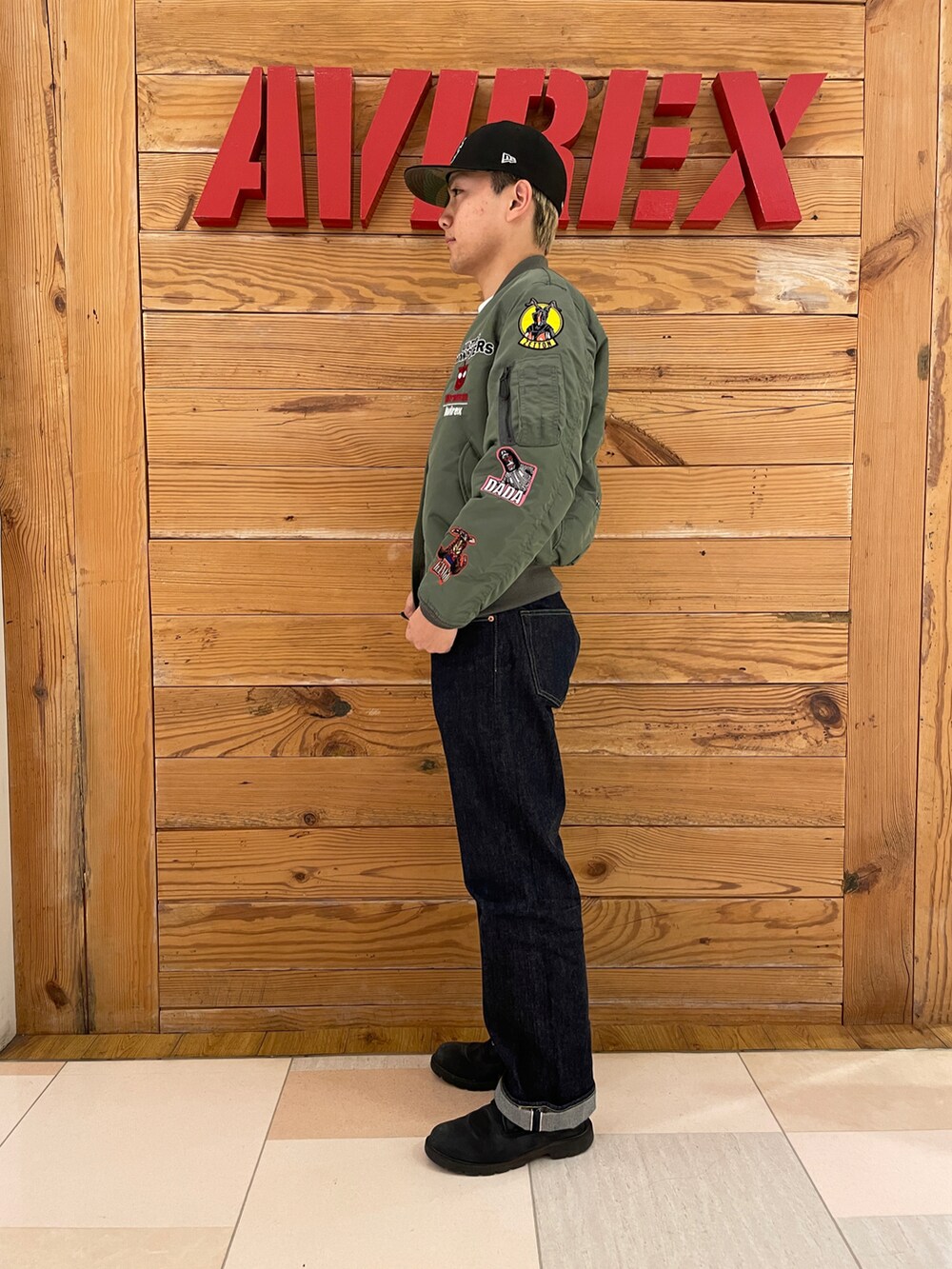 「パーカー、ストリート、AVIREX、レイヤードスタイル、オーバーサイズ、ワイドパンツ、ootd、AVIREXBelle、AVIREX町田店、ファッションの力を信じよう」｜「AVIREXのLONG SLEEVE T-SHIRT EMBROIDERY THE BLUE ANGELS / 長袖 Tシャツ エンブロイダリー ザ ブルーエンジェル / AVIREX / アヴィレックス（Tシャツ/カットソー、ホワイト系）」を使った、ひらいさん（メンズ・174cm）の冬コーディネートの3枚目の写真