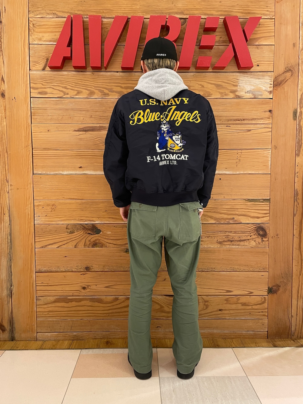 「AVIREX、お出かけコーデ、ootd、カジュアルコーデ、低身長コーデ、メンズファッション、冬アウター、AVIREXBelle、AVIREX町田店、ファッションの力を信じよう」｜「AVIREXのBAKER PANTS / ベイカー パンツ / AVIREX / アヴィレックス（その他パンツ、グリーン系）」を使った、ひらいさん（メンズ・174cm）の冬コーディネートの2枚目の写真