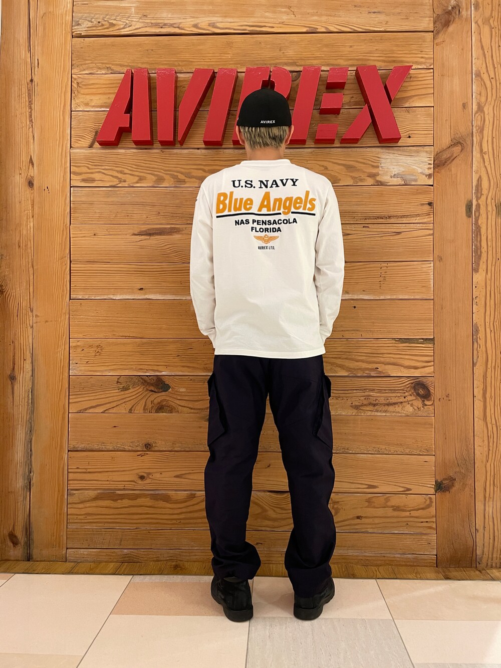 「カジュアル、AVIREX、お出かけコーデ、ootd、メンズコーデ、オトナカジュアル、お洒落さんとつながりたい、AVIREXBelle、AVIREX町田店、ファッションの力を信じよう」｜「AVIREXのLONG SLEEVE T-SHIRT EMBROIDERY THE BLUE ANGELS / 長袖 Tシャツ エンブロイダリー ザ ブルーエンジェル / AVIREX / アヴィレックス（Tシャツ/カットソー、ホワイト系）」を使った、ひらいさん（メンズ・174cm）の冬コーディネートの2枚目の写真