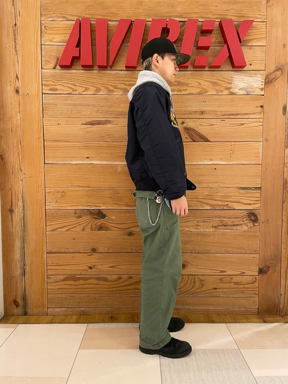 「AVIREX、お出かけコーデ、ootd、カジュアルコーデ、低身長コーデ、メンズファッション、冬アウター、AVIREXBelle、AVIREX町田店、ファッションの力を信じよう」｜「AVIREXのBAKER PANTS / ベイカー パンツ / AVIREX / アヴィレックス（その他パンツ、グリーン系）」を使った、ひらいさん（メンズ・174cm）の冬コーディネートの4枚目の写真